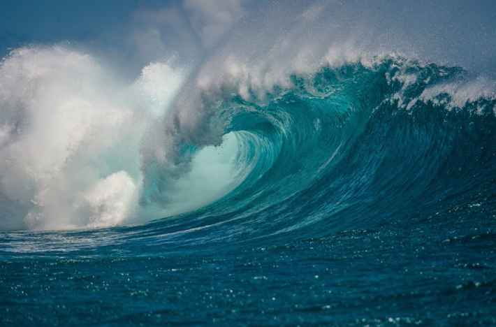 Rogue waves (Sóng độc hay còn gọi là sóng sát thủ) là những dải nước lớn kỳ lạ, nổi tiếng với việc xuất hiện bất thình lình, để phục kích những con tàu và người đi biển kém may mắn, và nó đã trở thành cơn ác mộng của những người đi biển. Ảnh: @National Geographic Education.