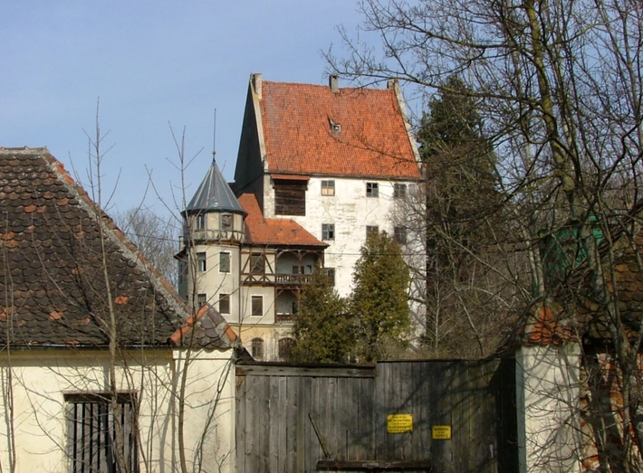 Một lăng mộ đá kỳ lạ, bị chôn vùi hàng thế kỷ dưới nhiều lớp đất và rễ cây, chứa đựng một bí ẩn có niên đại hơn 1.350 năm ở Mattsies tại ngã ba đường của lịch sử châu Âu. Ảnh: @BLfD.