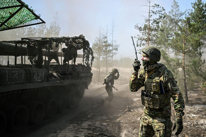 Cùng lúc đó, các tuyến phòng thủ Ukraine tại phía bắc Zaporizhzhia buộc phải co lại. Nga đang mở rộng vùng kiểm soát ở khu vực lân cận, khiến không gian chiến dịch của Kiev ngày càng bị thu hẹp. Hỏa lực Nga liên tục chặn đánh mọi nỗ lực điều động tiếp viện của đối phương.