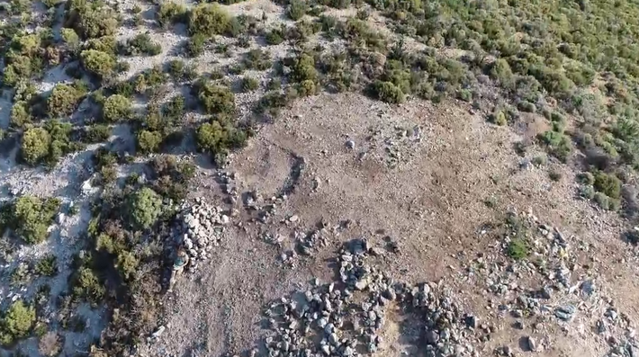 Đó là hàng trăm bức tượng nhỏ và các tấm đất sét cúng tế được giấu kín trong các khe đá. Ảnh: @Đại học Cincinnati.