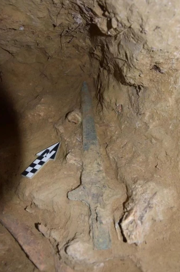 Phần chuôi kiếm bằng gỗ bị ăn mòn nặng, nhưng cơ bản phần lưỡi còn khá nguyên vẹn. Ảnh: @Bộ Văn hóa Hy Lạp.