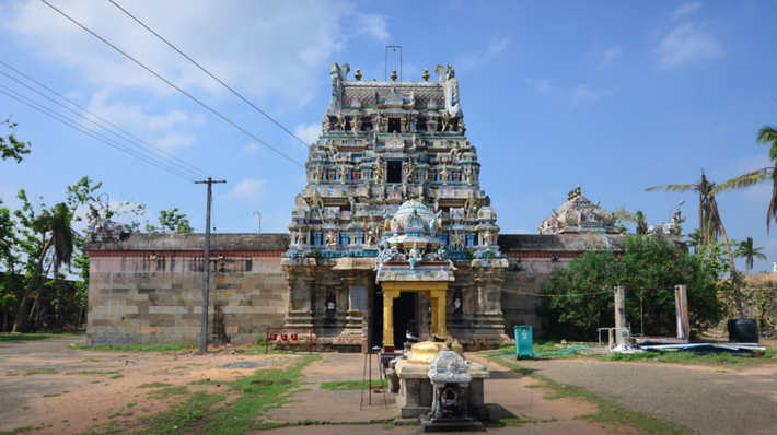 Theo đó, trong quá trình trùng tu tại một ngôi đền Shiva cổ gần Đồi Javvadu, làng Kovilur, huyện Tiruvannamalai, miền Nam Ấn Độ, các chuyên gia đến từ Bảo tàng Chennai bất ngờ tìm thấy một vật thể lạ. Ảnh: @Bảo tàng Chennai.