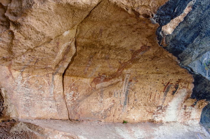 Phát hiện của họ nhấn mạnh cách những bức tranh tường này được tạo ra bằng cách sử dụng chất màu từ đất với các sắc thái rực rỡ của màu đỏ, đen, vàng và trắng. Ảnh: @ScienceAdvances.