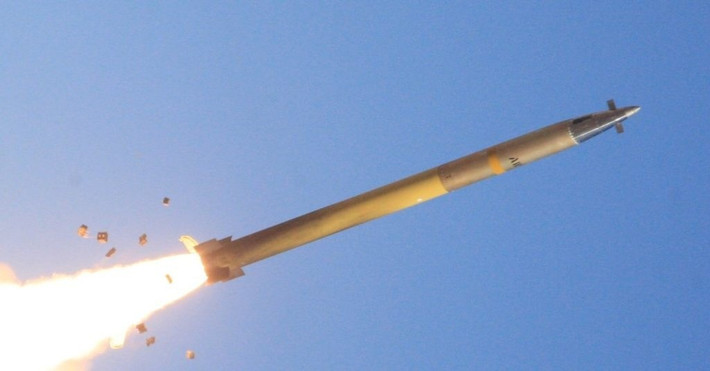 Hơn thế nữa, trái tim của HIMARS là đạn GMLRS - tên lửa dẫn đường bằng GPS và hệ thống quán tính, tầm bắn khoảng 90 km, sai số chỉ vài mét. Đầu nổ nặng 90 kg, đủ sức xuyên phá công trình kiên cố vừa và nhỏ. Chỉ với ba phát bắn, Ukraine đã khiến đập Belgorod hư hại nghiêm trọng, cho thấy uy lực của loại vũ khí này.