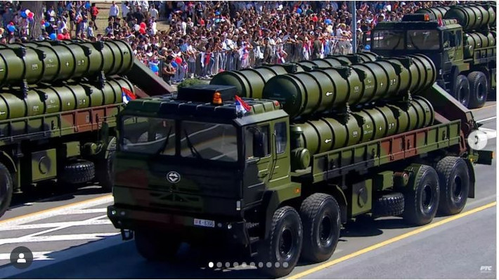 Điểm nhấn gây chú ý nhất chính là sự xuất hiện của 19 hệ thống vũ khí lần đầu công khai. Trong đó, nổi bật là HQ-22, tổ hợp tên lửa phòng không tầm trung của Trung Quốc vốn được đánh giá có khả năng đánh chặn hiệu quả máy bay chiến đấu và tên lửa hành trình, cho phép Serbia nâng cao đáng kể năng lực bảo vệ không phận.