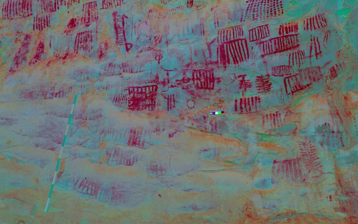 Hơn nữa, một số hình ảnh, được gọi là tranh khắc đá, được chạm khắc vào đá và cũng thể hiện nhiều họa tiết hình học khác nhau. Ảnh: @ Đại học Simon Bolivar.