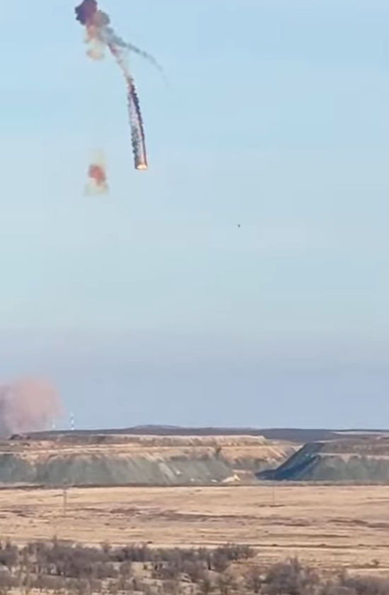 Quân đội Nga vẫn giữ im lặng về vụ tai nạn, nhưng tiếng tên lửa rơi đã được nhìn thấy và nghe thấy từ nhiều dặm xung quanh căn cứ không quân Dombarovsky ở Tỉnh Orenburg gần biên giới Nga-Kazakhstan. Ảnh: @XomaMilitarnyi.