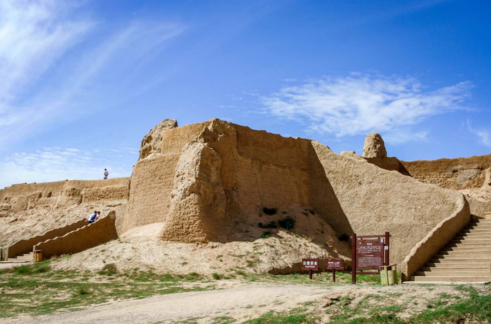 Dưới cái nắng gay gắt, Xu Xiaolong và các đồng nghiệp lội bộ qua những bãi cỏ hoang dại ở sa mạc Gobi, rà soát những sườn đồi đá của núi Helan ở Ngân Xuyên, Tây Bắc Trung Quốc, để tìm kiếm những hình khắc cổ. Ảnh: @Xinhua.