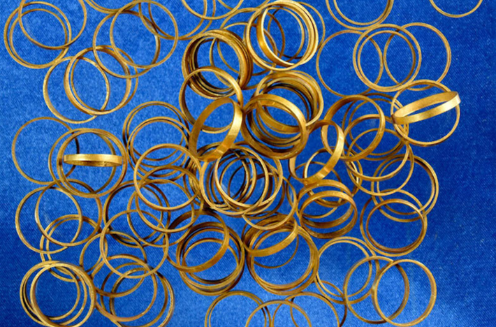 Những chiếc vòng vàng này vốn được dùng để trang trí trên tóc như một phụ kiện. Ảnh: @Bảo tàng Tarii Crisurilor.