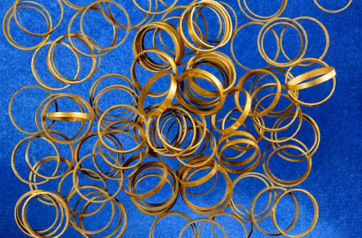 Những chiếc vòng vàng này vốn được dùng để trang trí trên tóc như một phụ kiện. Ảnh: @Bảo tàng Tarii Crisurilor.