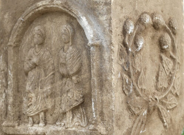 Các mặt còn lại chạm khắc phù điêu hai kiểu vòng hoa khác nhau. Ảnh: @Bảo tàng Fethiye.