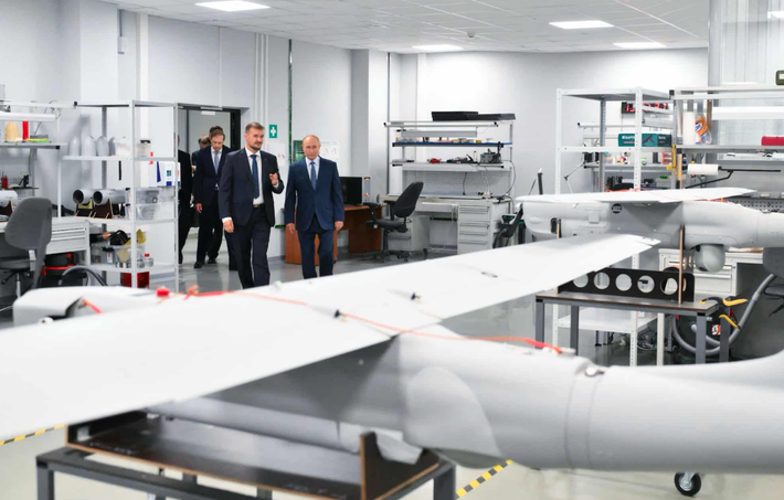 Công ty cũng cho biết, UAV này còn được trang bị các thiết bị đầu cuối chuyển tiếp liên lạc để đảm bảo trao đổi dữ liệu chiến thuật an toàn giữa các đơn vị hoạt động trong các đội hình phân tán. Ảnh: @Defense News.