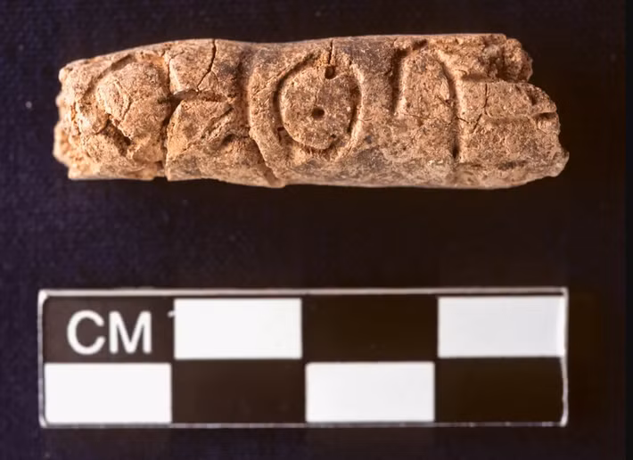 Đó là những chiếc trụ đất sét nhỏ bằng ngón tay có khắc chữ viết kỳ lạ. Ảnh: @Elaine Sullivan.