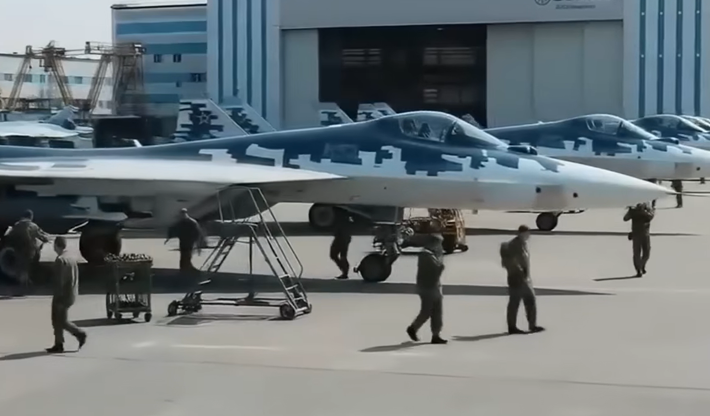 Sau khi xác nhận Su-57M1 là biến thể mới được cải tiến mạnh mẽ của loại máy bay chiến đấu thế hệ thứ năm duy nhất của Nga, nhiều nguồn tin đã chỉ ra rằng, máy bay mới sẽ đi vào hoạt động trong Lực lượng Không quân Vũ trụ Nga trước cuối năm 2026. Ảnh: @Next-Generation Future.