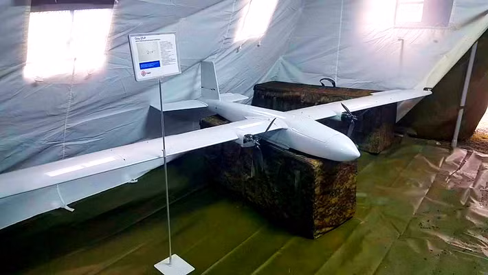Thân UAV Os-25-R này dài 3,6 mét, có thể mở rộng đến 4,12 mét với các miếng chèn cánh bổ sung. Ảnh: @Koncern Granit.
