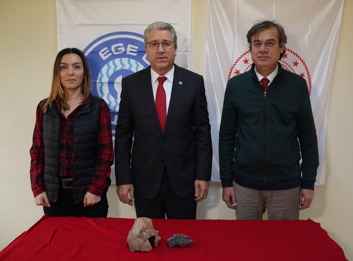 Điều đặc biệt là bên trong chiếc hộp này, các chuyên gia tìm thấy có rất nhiều món đồ trang sức gắn liền với nhau thành chùm. Ảnh: @Đại học Ege.