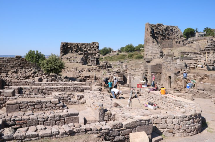 Khi tiến hành khai quật tại làng Behramkale thuộc quận Ayvacık của Çanakkale, Thổ Nhĩ Kỳ, các chuyên gia đến từ trường Đại học Çanakkale Onsekiz Mart (ÇOMÜ) bất ngờ tìm thấy nhiều hiện vật cổ xưa kỳ lạ. Ảnh: @Đại học Çanakkale Onsekiz Mart (ÇOMÜ).