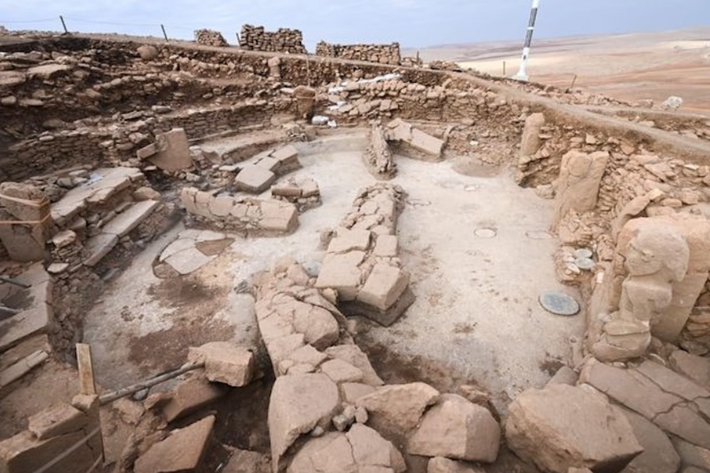 Ba dãy ghế đá rộng xếp tầng uốn lượn quanh một điểm nhấn trung tâm. Ảnh: @Bộ Văn hóa và Du lịch Thổ Nhĩ Kỳ.