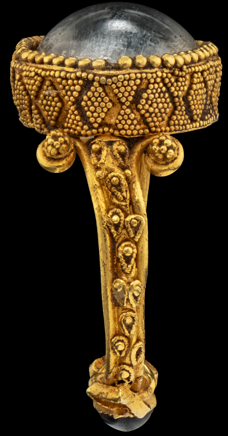 Về cơ bản, chiếc nhẫn vẫn còn trong tình trạng hoàn hảo. Và đây cũng là một trong những mẫu nhẫn thời kỳ Hy Lạp cổ đại cuối cùng còn sót lại đẹp nhất. Ảnh: @Bảo tàng J. Paul Getty.