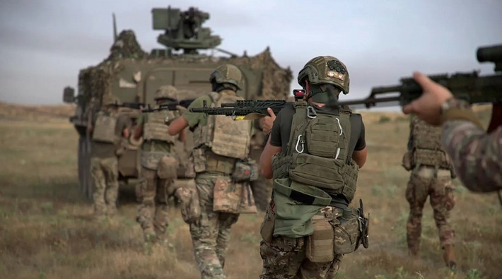 Tại Myrnohrad, cục diện ngày càng rõ nét khi giao tranh lắng xuống, đồng thời các báo cáo địa phương cho biết Nga đã tiến gần hơn đến việc kiểm soát nhiều khu dân cư. Một phần đáng kể của Seversk cũng được cho là đã nằm trong tầm kiểm soát của các đơn vị Nga, báo hiệu xu hướng thay đổi quyền kiểm soát địa bàn trong khu vực.