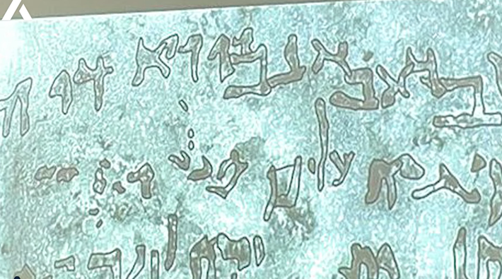 Nhóm hy vọng rằng, bằng cách sử dụng công nghệ hình ảnh đa quang phổ, họ có thể sớm giải mã những phần của dòng chữ khắc bí ẩn này. Ảnh: @Dự án Khảo sát Sa mạc Judea.