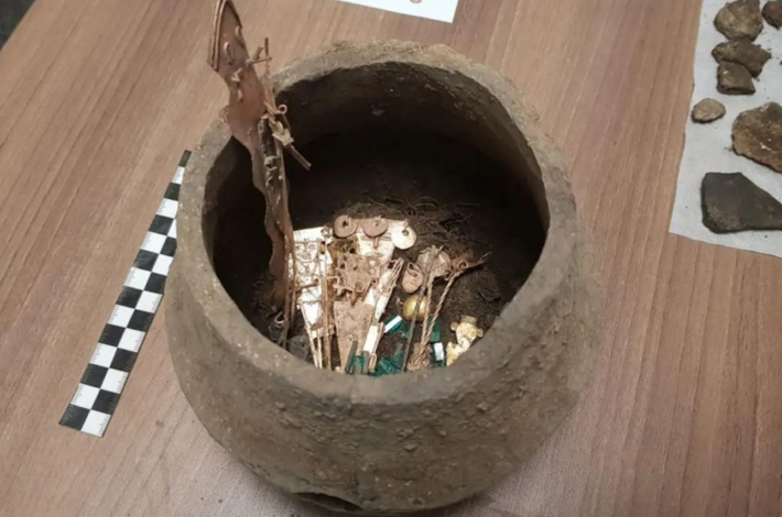 Điều gây kinh ngạc là trong ngôi mộ này, nhà khảo cổ học Francisco Corre đã tìm thấy tám chiếc bình gốm chứa ngọc lục bảo và các bức tượng kim loại bên trong. Ảnh: @Francisco Correa.