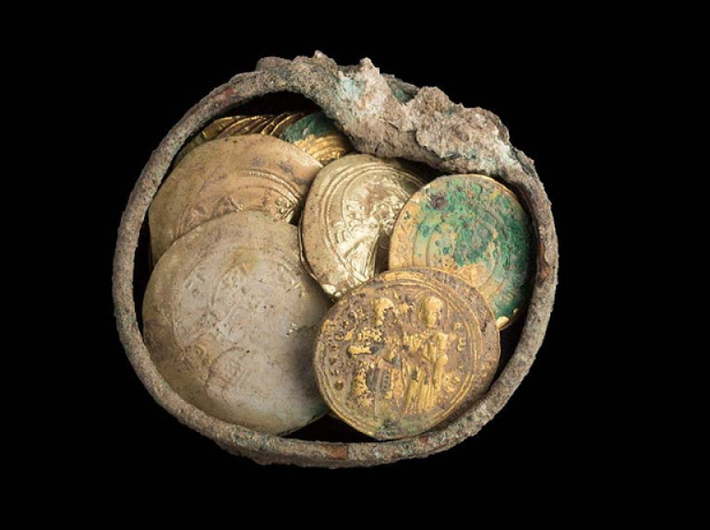 Bên trong chiếc bình bằng đồng này có chứa 24 đồng tiền vàng và một chiếc khuyên tai bằng vàng. Ảnh: @Cơ Quan Cổ Vật Israel.