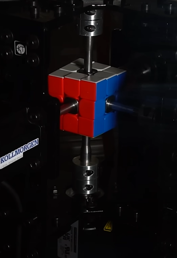 Có thể thấy, toàn bộ thao tác của robot này chỉ diễn ra trong chưa đầy một cú chớp mắt, nhanh đến mức người xem gần như không kịp nhìn thấy gì. Ảnh: @Đại học Purdue.