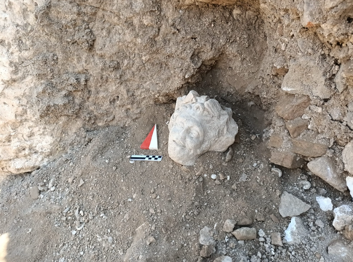 Vị thần này có tên là Satyros, được miêu tả dưới hình dạng một người đàn ông. Ảnh: @Đại học Izmir Katip Çelebi.