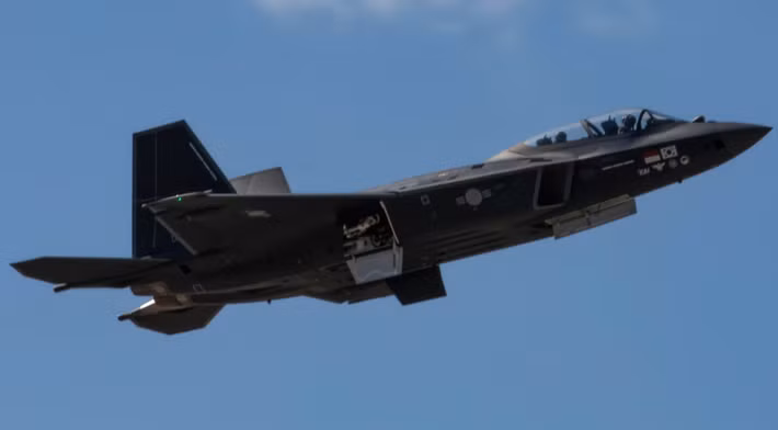 Theo đó, Hàn Quốc đã chính thức khởi động dự án trị giá 435,9 tỷ won (tương đương khoảng 296 triệu USD) để phát triển tên lửa dẫn đường không đối không tầm ngắn nội địa cho máy bay chiến đấu KF-21 do chính nước này sản xuất. Ảnh: @MilitaryLeak.