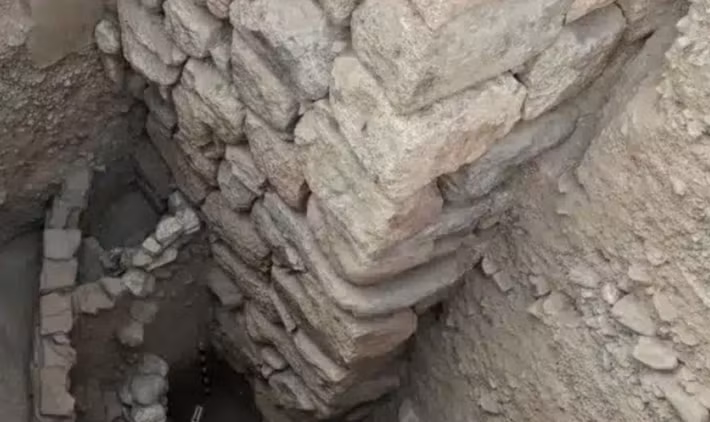 Bên cạnh cung điện, các học giả đã phát hiện những ngôi nhà sang trọng, những bậc thang đồ sộ, ba mươi mũi tên bằng đồng, hài cốt và quan trọng nhất là chín đồng xu bạc: một trong những bằng chứng lâu đời nhất về hoạt động đúc tiền trên thế giới. Ảnh: @Đại học Wisconsin-Madison.