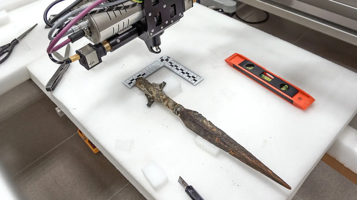 Trả lời phỏng vấn Fox News Digital, giám đốc Bảo tàng triều đại Piast cho biết, hồ Lednica đã làm các nhà khoa học ngạc nhiên trong nhiều thập kỷ, và vũ khí mới được tìm thấy càng làm tăng thêm sự bí ẩn trường tồn của địa điểm này. Ảnh: @Bảo tàng triều đại Piast.