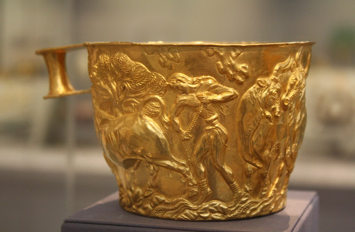 Tuy nhiên, hầu hết các chuyên gia hiện nay tin rằng, hai chiếc cốc này được tạo ra bởi hai nghệ sĩ khác nhau, vì chiếc cốc đầu tiên được cho là được trang trí tinh xảo hơn chiếc thứ hai. Ảnh: @Bảo tàng Khảo cổ Quốc gia Athens.