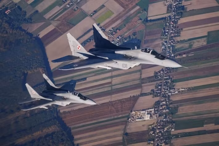 Trong cuộc tập trận phản ứng nhanh sau vụ tấn công, NATO triển khai nhiều loại máy bay chiến đấu khác nhau, từ F-35, F-16 đến MiG-29 của các quốc gia thành viên, mô phỏng tình huống UAV và tên lửa Nga xâm nhập. Hoạt động này không chỉ kiểm tra khả năng phối hợp liên quốc gia, mà còn củng cố năng lực phản ứng nhanh và răn đe chiến lược của liên minh trên không.