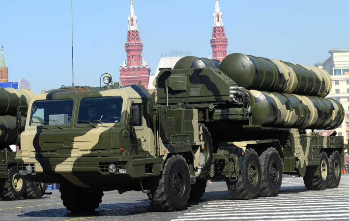 “Một trong những phản ứng đó là tiềm năng hiện đại hóa to lớn của hệ thống tên lửa phòng không S-400, cho phép chúng ta nhanh chóng giảm thiểu các mối đe dọa mới nổi trong các chiến dịch quân sự đặc biệt”, ông Yan Novikov nói thêm. Ảnh: @ Russia Beyond.