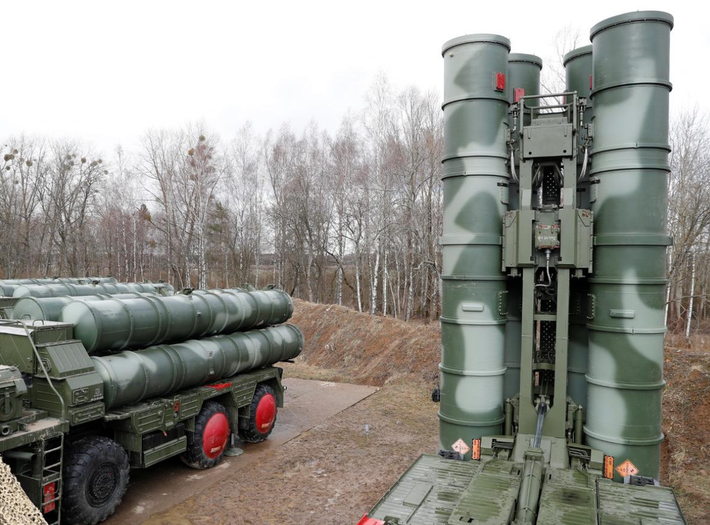 Theo thông tin mới nhất từ truyền thông nhà nước Nga, hệ thống phòng không S-400 Triumph của Lực lượng vũ trang Nga sẽ trải qua quá trình hiện đại hóa mới. Ảnh: @Defense News.