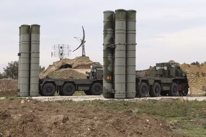 Theo hướng đó, các nhà phân tích ở Moscow khẳng định rằng, hệ thống S-400 đã đóng vai trò quan trọng trong việc đánh chặn tên lửa ATACMS phóng vào các mục tiêu bên trong lãnh thổ Nga vào giữa tháng 11/2025. Ảnh: @The Moscow Times.