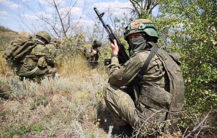 Ở hướng Tây, giao tranh tập trung quanh trục Kupyansk - Oskol, Bộ Quốc phòng Nga cho biết, lực lượng Ukraine chịu thiệt hại về nhân lực lẫn khí tài, bao gồm 7 xe tăng, 1 xe bọc thép Spartan do Anh sản xuất và nhiều kho đạn. Nga mô tả hoạt động dọc bờ trái sông Oskol là “một mũi tiến công hiệu quả”, cho thấy nỗ lực siết áp lên phòng tuyến đối phương.