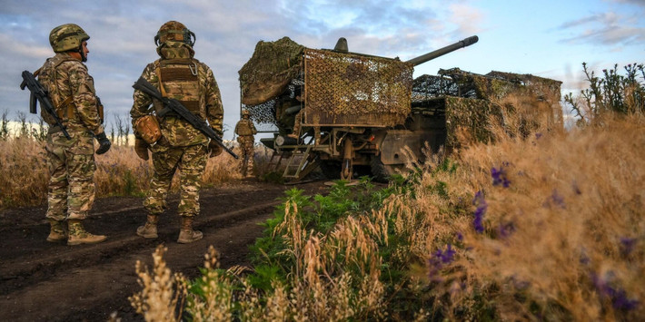 Các báo cáo từ tiền tuyến cho thấy, Nga đang lựa chọn chiến thuật tiến công theo từng mũi nhỏ, từng bước khóa chặt mục tiêu rồi nhanh chóng củng cố trận địa để chặn đòn phản kích. Dù tốc độ không quá nhanh, cách đánh này giúp họ giảm thiểu thương vong, giữ nhịp tấn công ổn định và từng chút bào mòn sức phòng thủ của Ukraine.