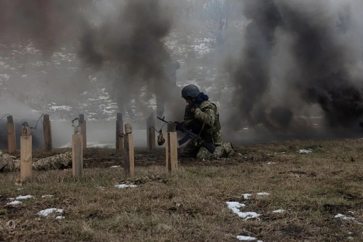 Bên cạnh đó, Orekhovo từ lâu đã là điểm tiếp tế và trung chuyển khí tài chủ lực của Ukraine tại Zaporizhzhia, bảo đảm pháo binh, UAV và hậu cần cho tuyến trước. Nếu Nga tiếp tục áp sát và siết vòng vây, tuyến này có thể tê liệt, khiến cán cân chiến trường nghiêng mạnh và Ukraine phải tính đến phản ứng lớn hơn.