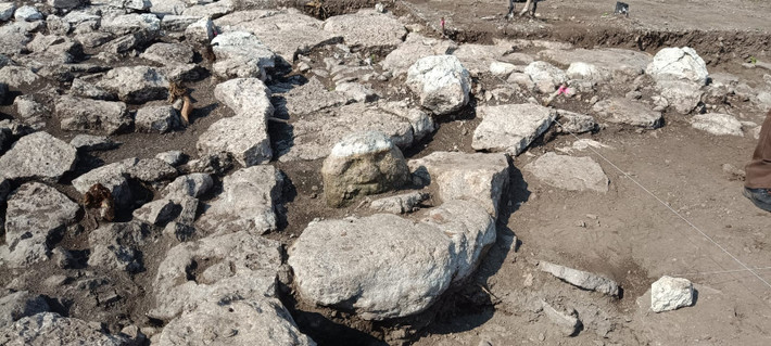 Theo đánh giá bước đầu, cổ vật này thực chất là một bức chạm khắc bằng đá vôi hình khuôn mặt giống người. Ảnh: @Viện Nhân chủng và Lịch sử Quốc gia Mexico.