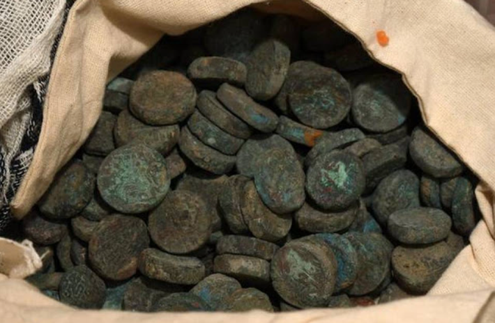 Việc xác định niên đại chính xác chỉ có thể được thực hiện sau khi làm sạch cặn trên các đồng tiền xu này. Ảnh: @Cục Khảo cổ học Ấn Độ.