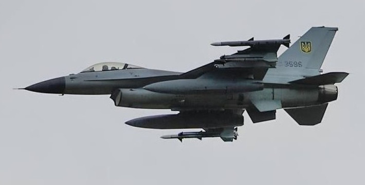 Tiêm kích F-16 của Không quân Ukraine cất cánh làm nhiệm vụ phòng không. Loại máy bay này được phương Tây chuyển giao nhằm tăng khả năng đánh chặn UAV và tên lửa tầm xa.