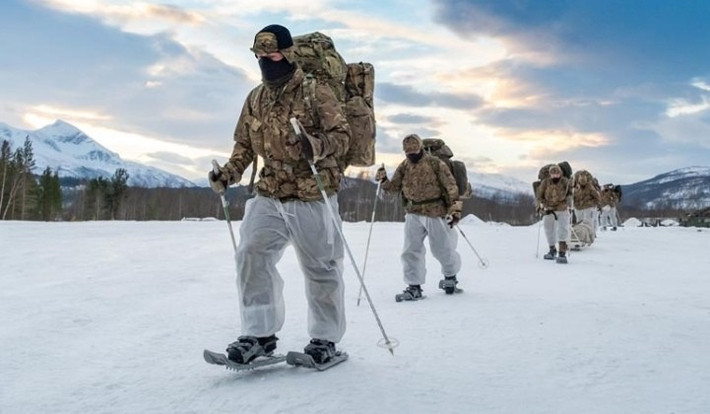 Thủy quân lục chiến Anh tham gia huấn luyện tác chiến trong môi trường giá lạnh. Các khoa mục tập trung vào sinh tồn, cơ động và chiến đấu trong điều kiện thời tiết cực đoan.