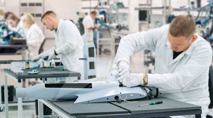 Khung UAV nhẹ và khả năng tải trọng vừa phải của máy bay không người lái này giúp định vị nó như một hệ thống linh hoạt cho hoạt động tình báo tiền tuyến và hỗ trợ chiến trường. Ngoài ra, sự kết hợp giữa khả năng bay đường dài, thiết bị trinh sát đa phổ và khả năng chỉ định mục tiêu bằng laser cho thấy, Koncern Granit đã thiết kế Os-25-R để hoạt động vừa như một nền tảng giám sát, vừa là một phương tiện chỉ định mục tiêu chính xác trong đội bay UAV đang mở rộng của Nga. Ảnh: @Defense News.