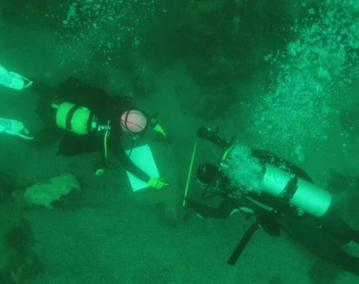 Gần đây, khi tiến hành khai quật dưới nước ở Hồ Petén Itzá này, các chuyên gia đến từ trường Đại học Jagiellonian bất ngờ tìm thấy vật thể lạ bí ẩn. Ảnh: @Đại học Jagiellonian.