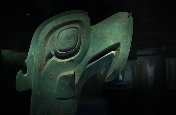 Các đồ vật bằng đồng thì được trang trí hình thú và chim, đồ chạm khắc ngà voi và đồ trang sức bằng vàng. Ảnh: @Cục Di sản Văn hóa Quốc gia Trung Quốc.