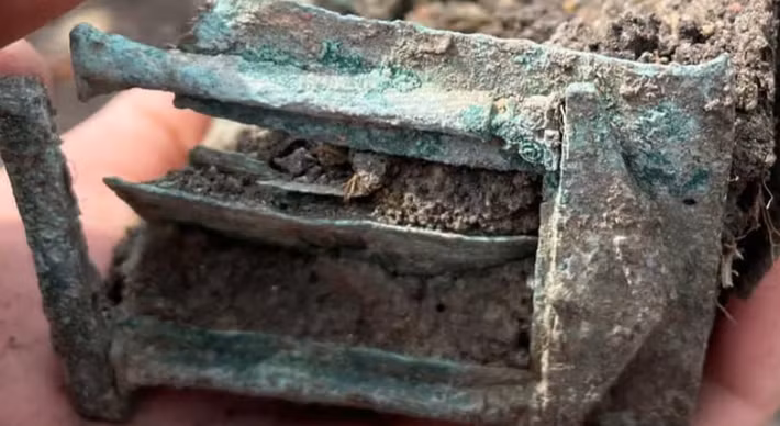 Các nhà nghiên cứu tin rằng, chiếc hộp mô hình ngôi đền La Mã cổ này có thể phục vụ mục đích nghi lễ hoặc tôn giáo, có thể là vật đựng lễ vật, hương trầm, hoặc các vật phẩm linh thiêng. Ảnh: @Đại học Babeș-Bolya.