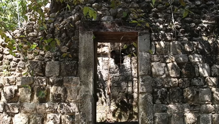 Những hình chạm khắc chim chóc, lông vũ và hạt cườm được phát hiện trong cấu trúc này có thể tượng trưng cho mối quan hệ giữa giới tinh hoa sống trong cung điện với các vị thần Maya, một yếu tố giúp hợp thức hóa vị thế của họ. Ảnh: @Viện Nhân chủng học và Lịch sử Quốc gia Mexico.