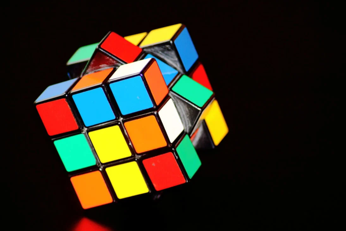 Bạn biết đấy, Rubik - khối lập phương nhiều màu đã làm đảo lộn bộ não của chúng ta trong nhiều thập kỷ qua? Tuy nhiên, giờ đây khối lập phương đa màu, lộn xộn này đã được giải mã trong một thời gian kỷ lục mới. Ảnh: @Getty.